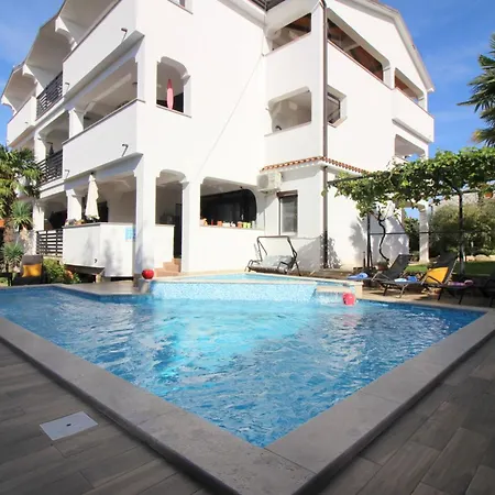 Lili Mit Pool, Grill Und Parkplatz Apartman *