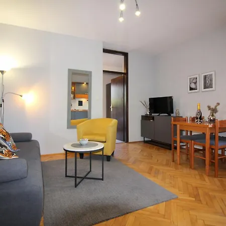 Lili Mit Pool, Grill Und Parkplatz Apartman *